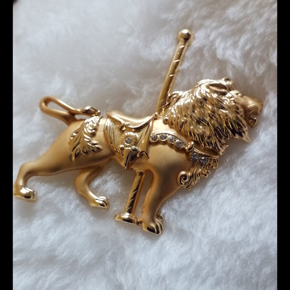 Rhinestone Lion Carousel Brooch Pin - Picture 2 of 8